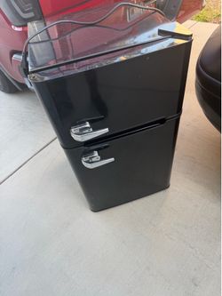Mini Refrigerator w/freezer