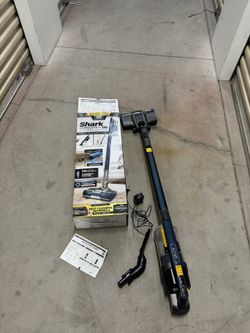 Shark Cordless Pet Plus Vacuum with HEPA Filter, Powerful Suction, Lightweight, 40min Runtime, Anti-Allergen Complete Seal, PowerFins, Self-Cleaning B