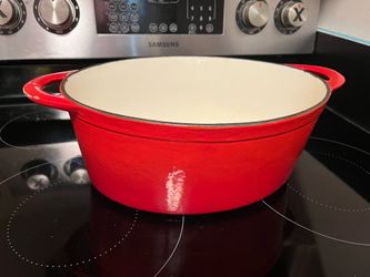 7 quart oval  Dutch oven.