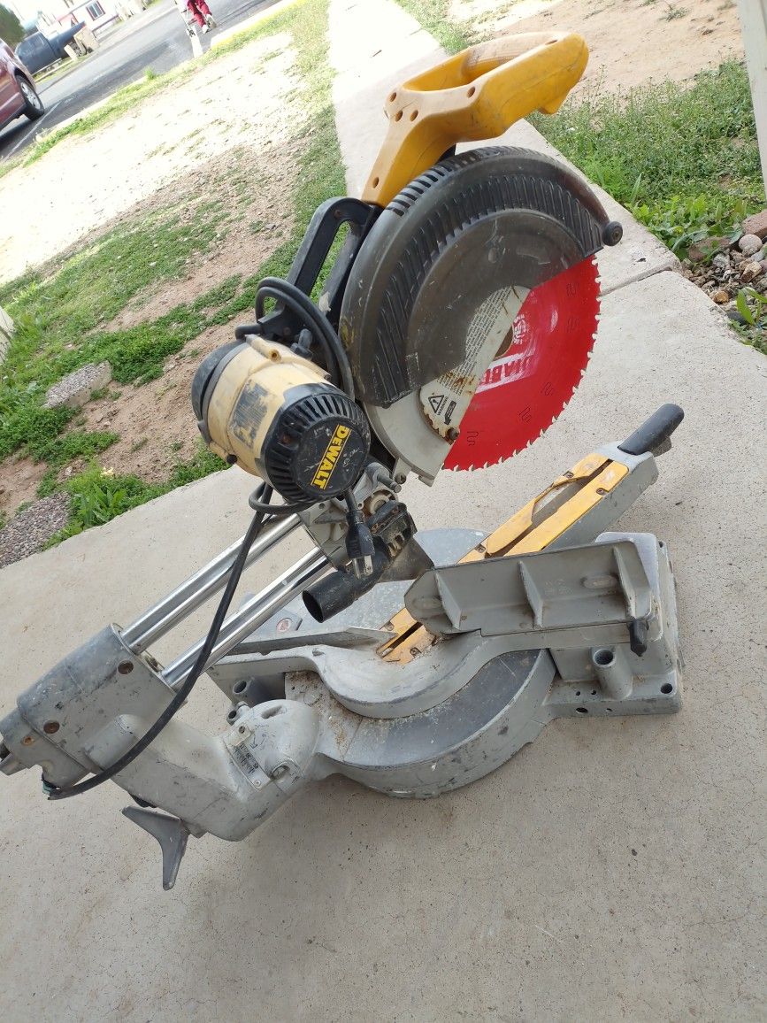 Chapsaw Dewalt 12DEWALT Sierra ingletadora compuesta deslizante, 12 pulgadas