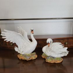 Gorgeous porcelaine swans