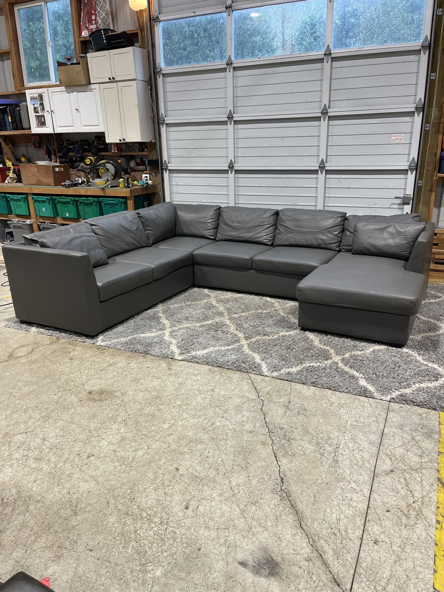 Modern Leather Sectional w/ Hideable Ottoman β Great Condition