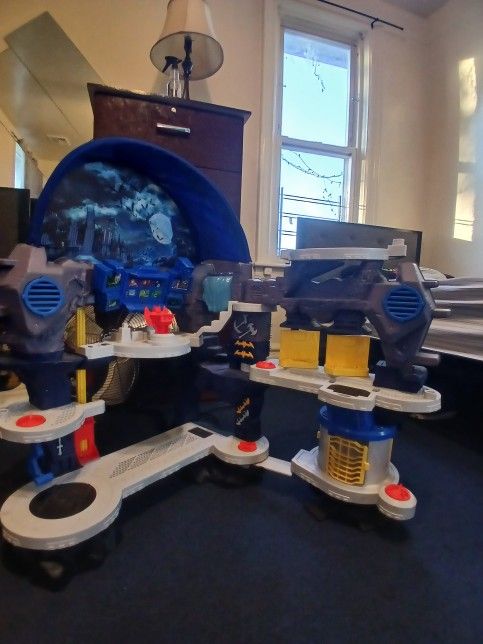 Discontinued Imaginext Super Surround Batcave