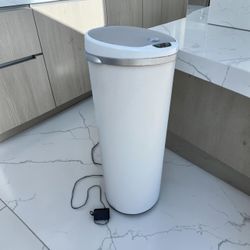 White 13 Gallon iTouchless Round Sensor Trash Garbage Can! Great condition. Comes with power cord or can use batteries. Retails $68.99
