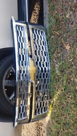 2019 Chevrole Tahoe  Front Grille Chrome  OEM SMALL REPAIR INSIDE PLEASE LOOK At The Pictures 