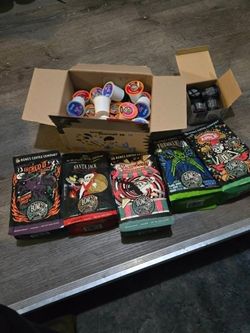 Keurig  coffee maker with pods and extra baskets