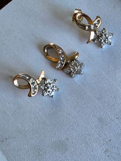 10k gold ok ld diamond 3 peice flower ribbon stud Earring and pendant set