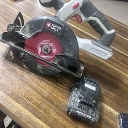 Porter cable had saw and batteries