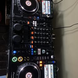 Pair (2) CDJS 2000NXS2 & DJM 900NXS2