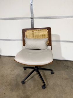 Wide office chair with pillow