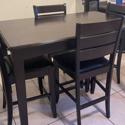 Very Nice rectangle-square Kitchen Table And 4 Chairs