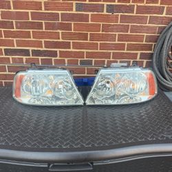 2003-2006 Lincon Navigator Head Lights 