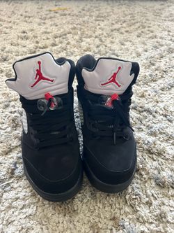 Size 8.5 men’s Jordan 5 2016 black metallic