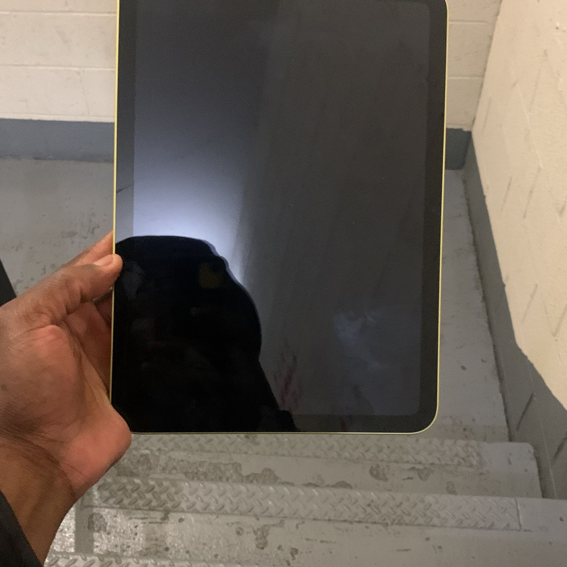 LOCKED 2025 138GB Ipad