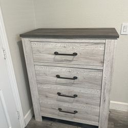 Bedroom Furniture/ Like New 