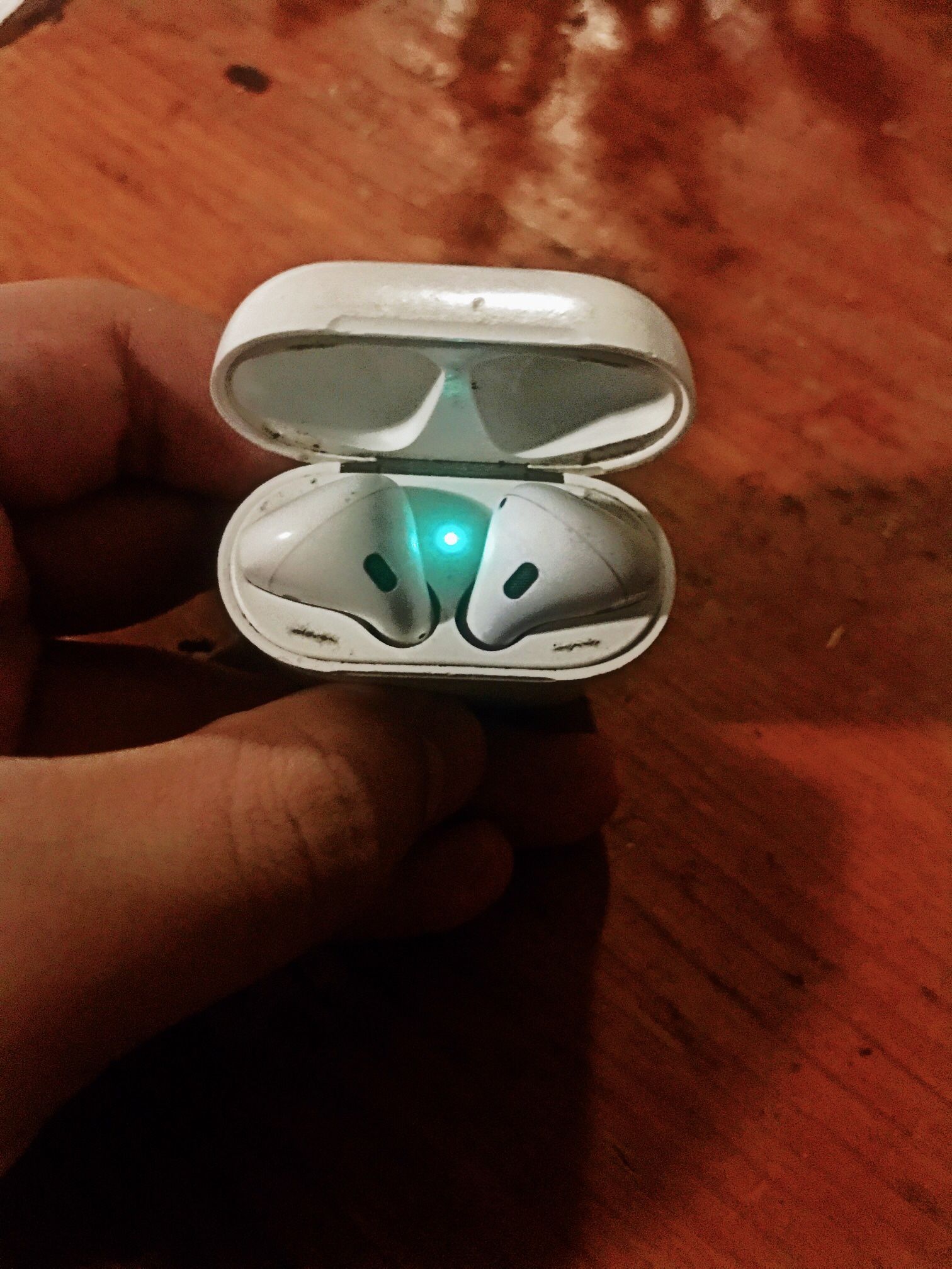“AirPods”