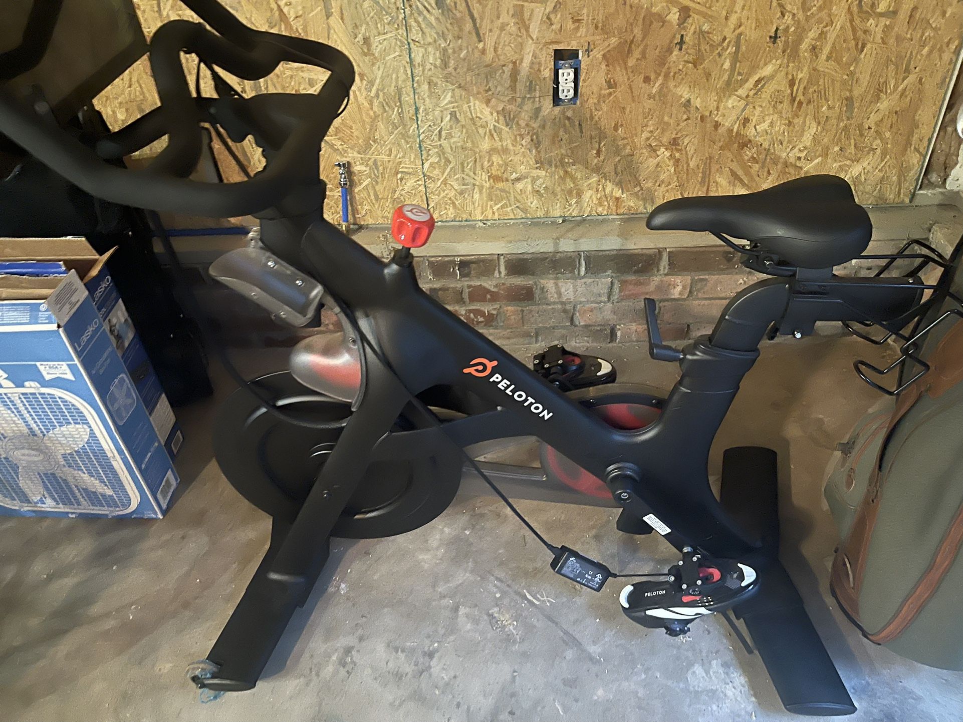PELOTON BIKE **EXCELLENT CONDITION PRICE DROP