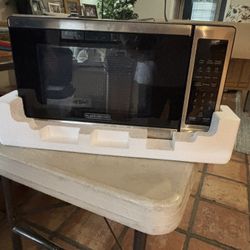 BLACK+DECKER 0.7 cu ft 700 Watt Microwave Oven Black EM720CPN-P (ZO)