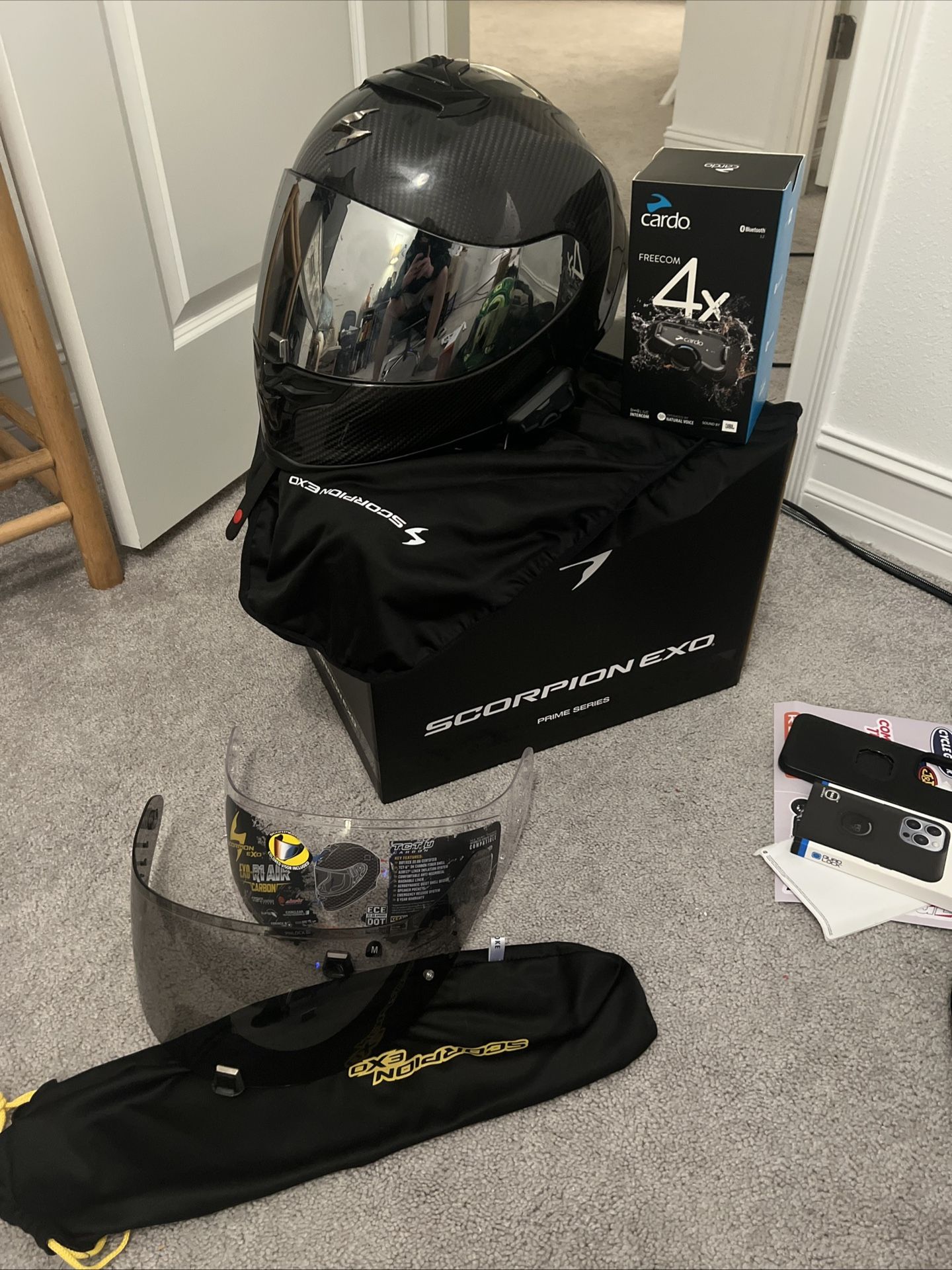 Scorpion EXO R1 Air Carbon W/ Cardo Freecom 4x