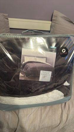 Brand New CuddlDuds twin grey comforter