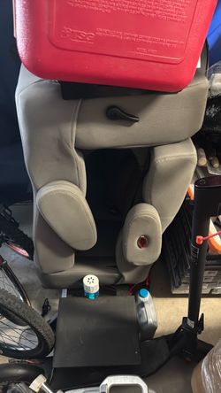 Captain chairs with seatbelts