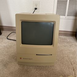 Macintosh Classic II FOR PARTS / REPAIR + Original Mouse And 2x Original Keyboard