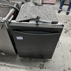 Samsung 🏴 Smart 46 dBA Dishwasher with StormWash plus Handle and AutoRelease Door Matte Black Steel