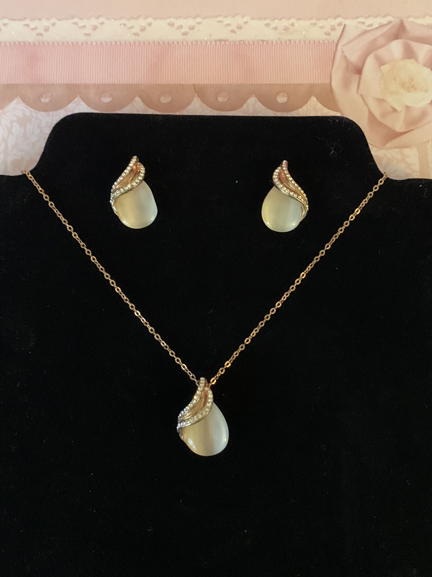 Elegant Cat’s Eye Necklace & Earrings Set