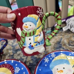 5 Chrismas Plates With 5 Cups
