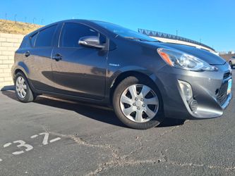 Vendo mi Toyota Prius c 2015