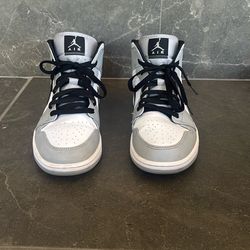 Air Jordan 1 Mid Light Smoke Grey