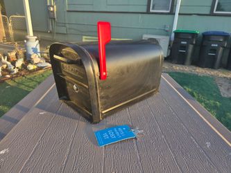 Architectural Mailboxes Oasis 360 Large Locking Mailbox - ($75 OBO)
