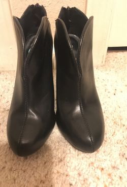 Black low cut bootie boots size 6