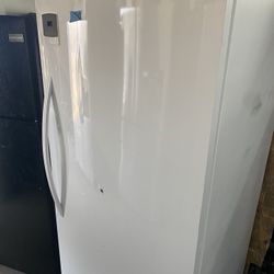 UPRIGHT FREEZER