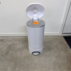 Munchkin Diaper pail with bags