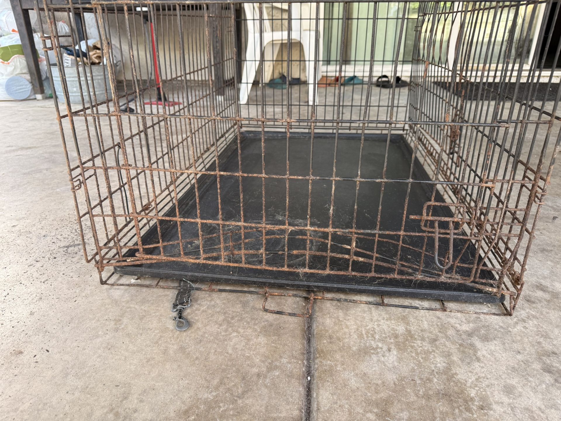 Dog crate -XL used outside,