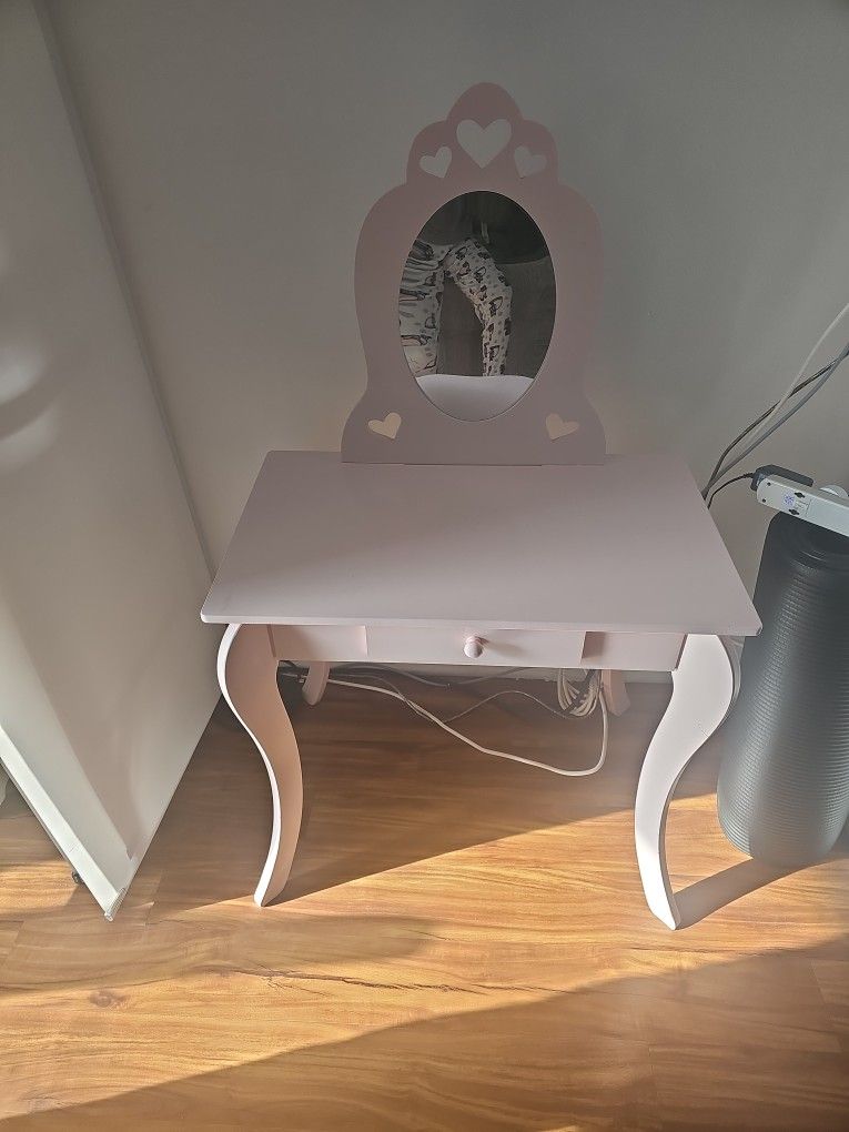 Princess vanity Mirror can Be Changed It has scratches serious only glen ellyn Pk Up Thk U