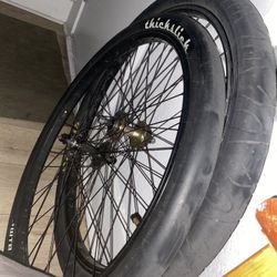 White Oil Slick 29inch Throne Goon