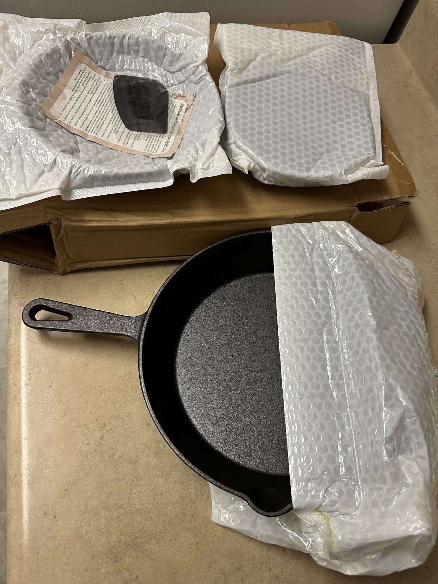Cast iron skillet set/ New in box