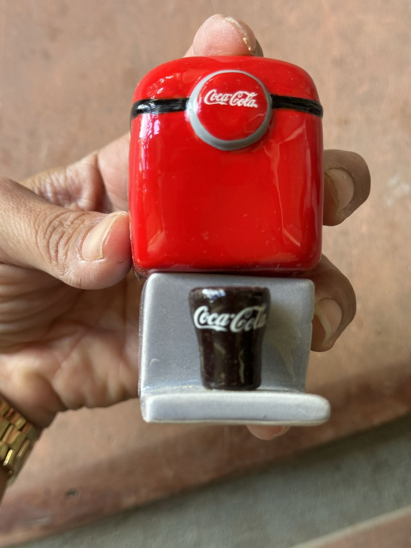 Coca Cola Soda Fountain Dispenser Ceramic Salt and Pepper Shakers