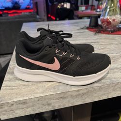 Women’s Nike Size 9 Brand New