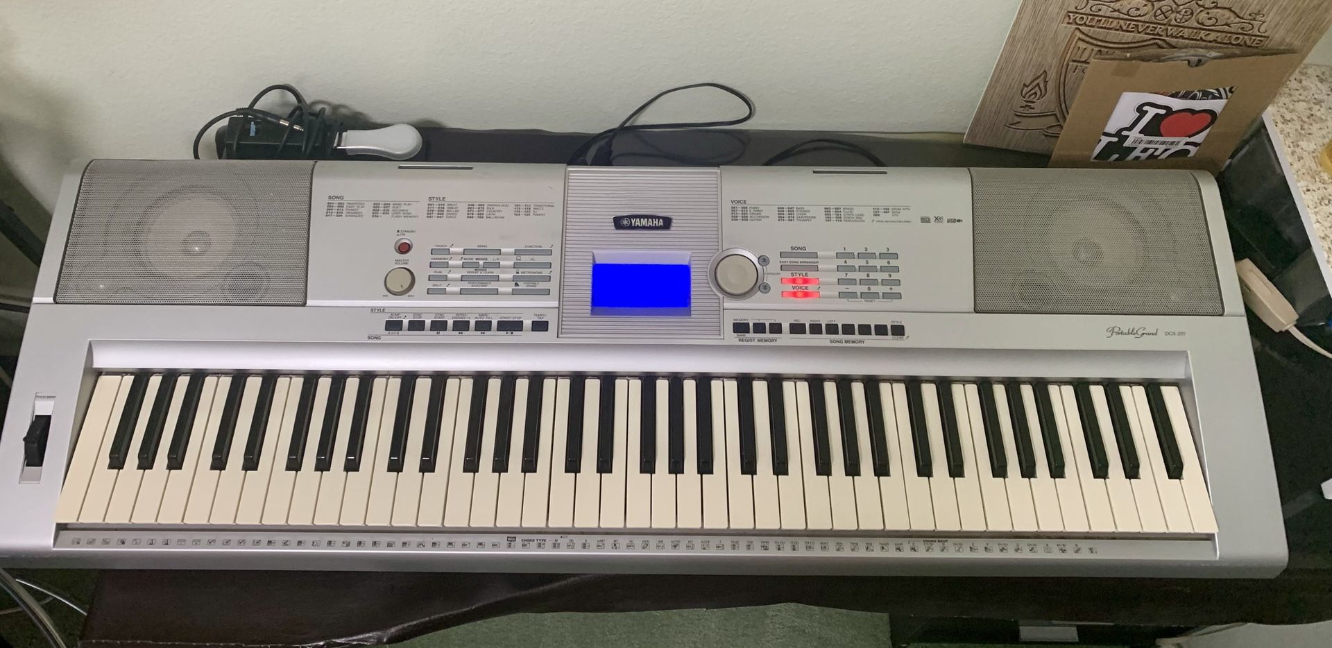 YAMAHA DGX-205 Keyboard/ Piano 76 Keys With Power Supply , Power Supply, In good condition 