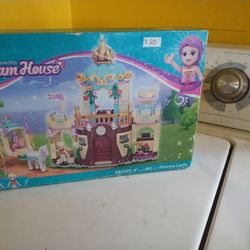 **NEW DREAM HOUSE LEGOS 441 PCS**