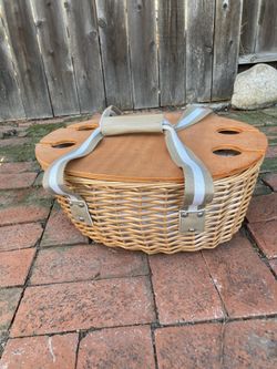 *NEW* Insulated Wicker Picnic Basket W/ Cutlery & Wine Cups