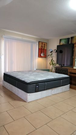 VERY NICE KING SIZE SEALY POSTUREPEDIC PILLOWTOP MATTRESS AND BOXSPRINGS FOR SALE! IN GREAT CONDITION, FREE DELIVERY
