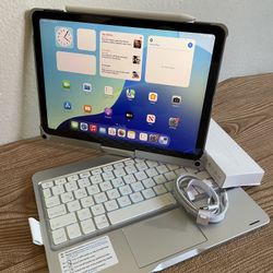 Apple iPad Air 5th Generation (M1 chip / 2022) 64GB with keyboard, pencil & Accessories 