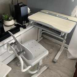 Desk for children who do homeschooling