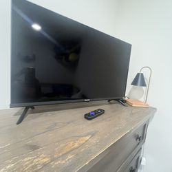 32 Inch Hisense Roku TV With Wall Mount 