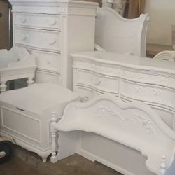 Beautiful Vintage White Bedroom Set