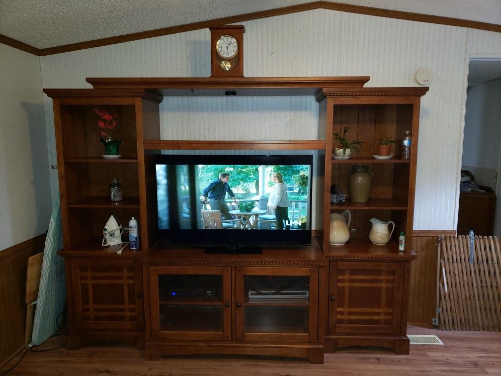 Entertainment center